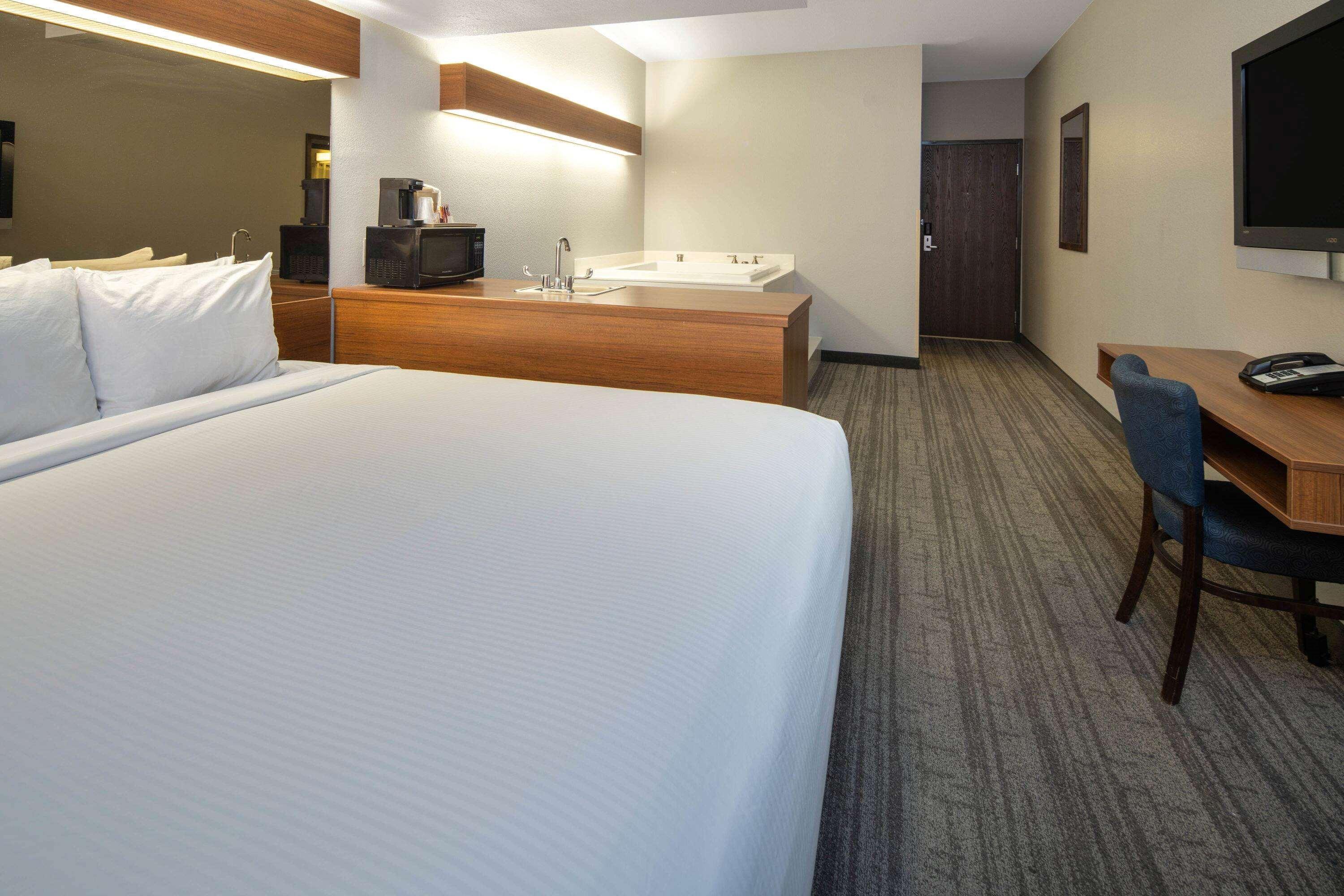 Baymont By Wyndham Las Vegas South Strip Exterior photo